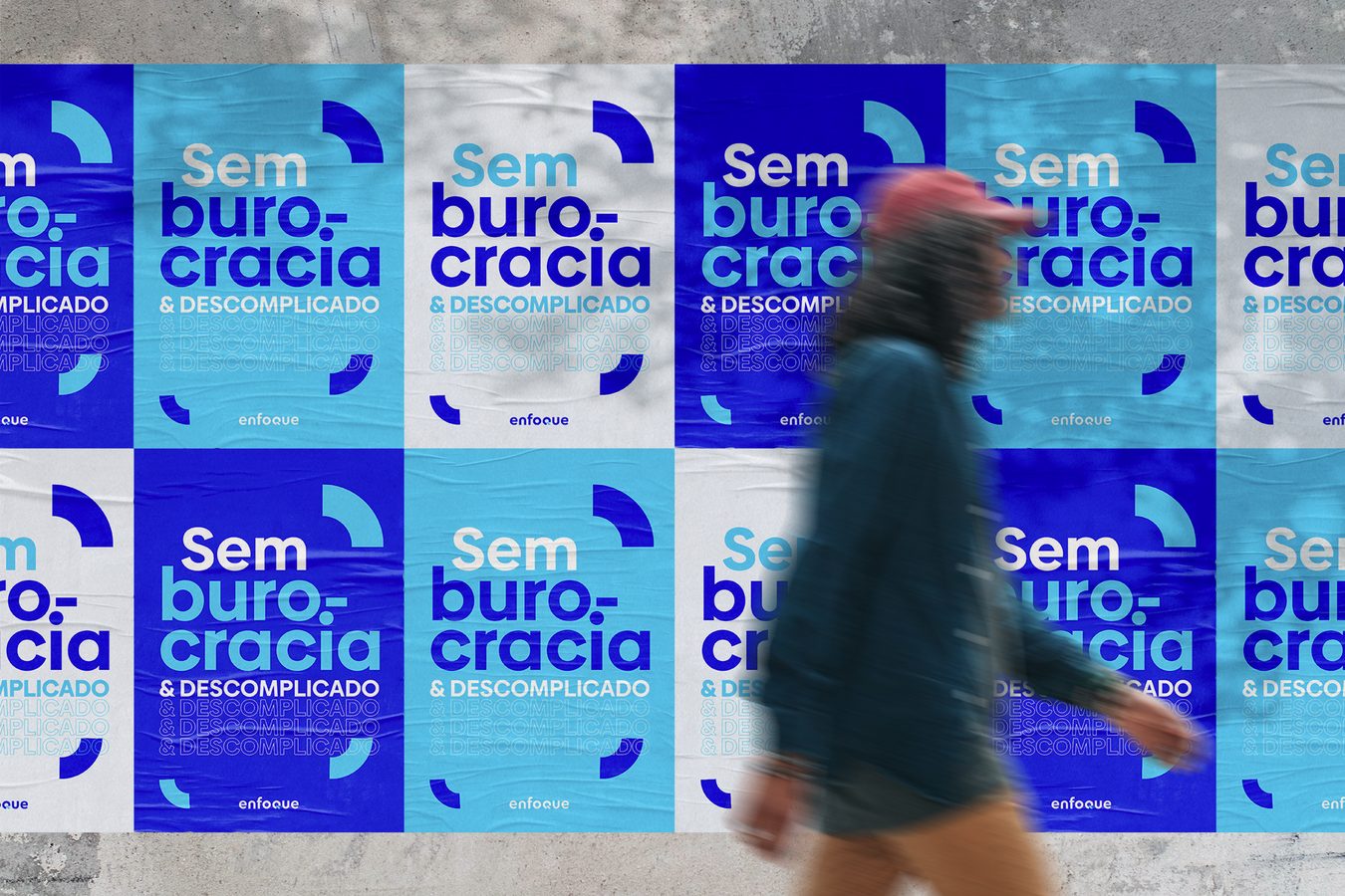 Lambe-lambe da campanha aplicado em muro de rua.
