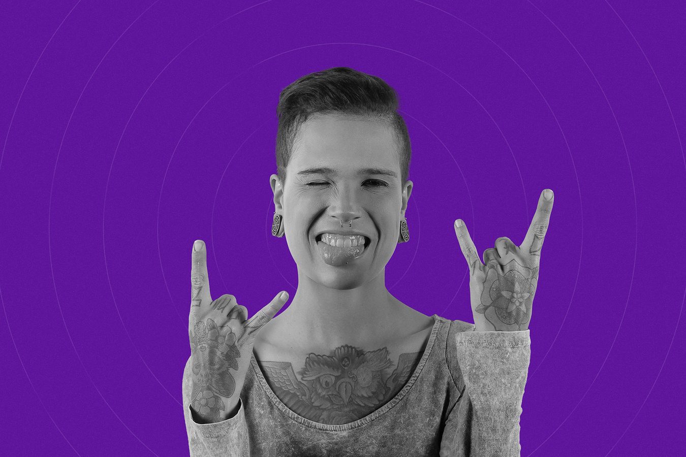 Retrato recortado sobre fundo roxo, pessoa fazendo sinal com as mãos.