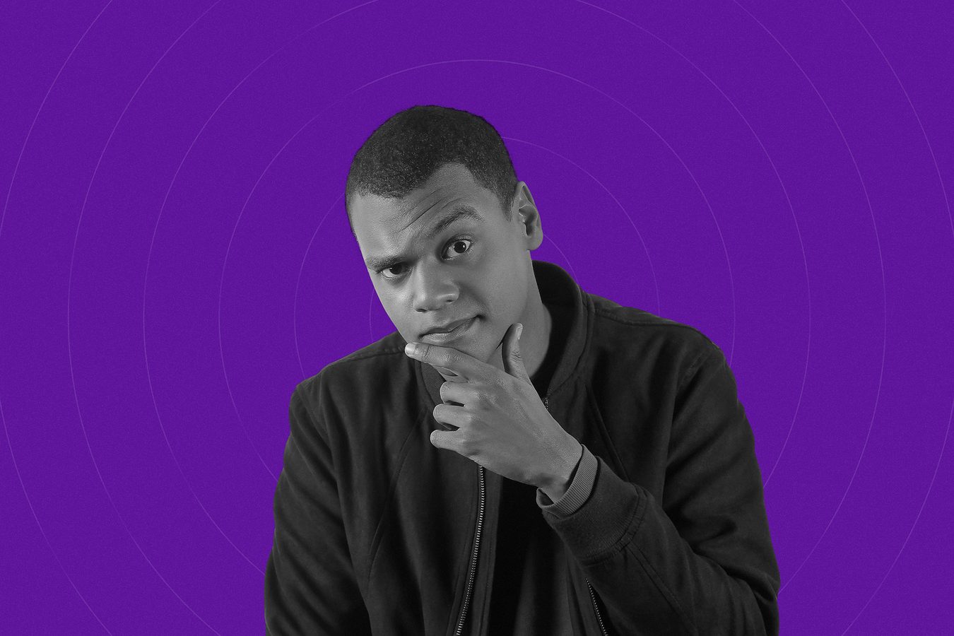 Retrato recortado sobre fundo roxo, homem com a mão no queixo.