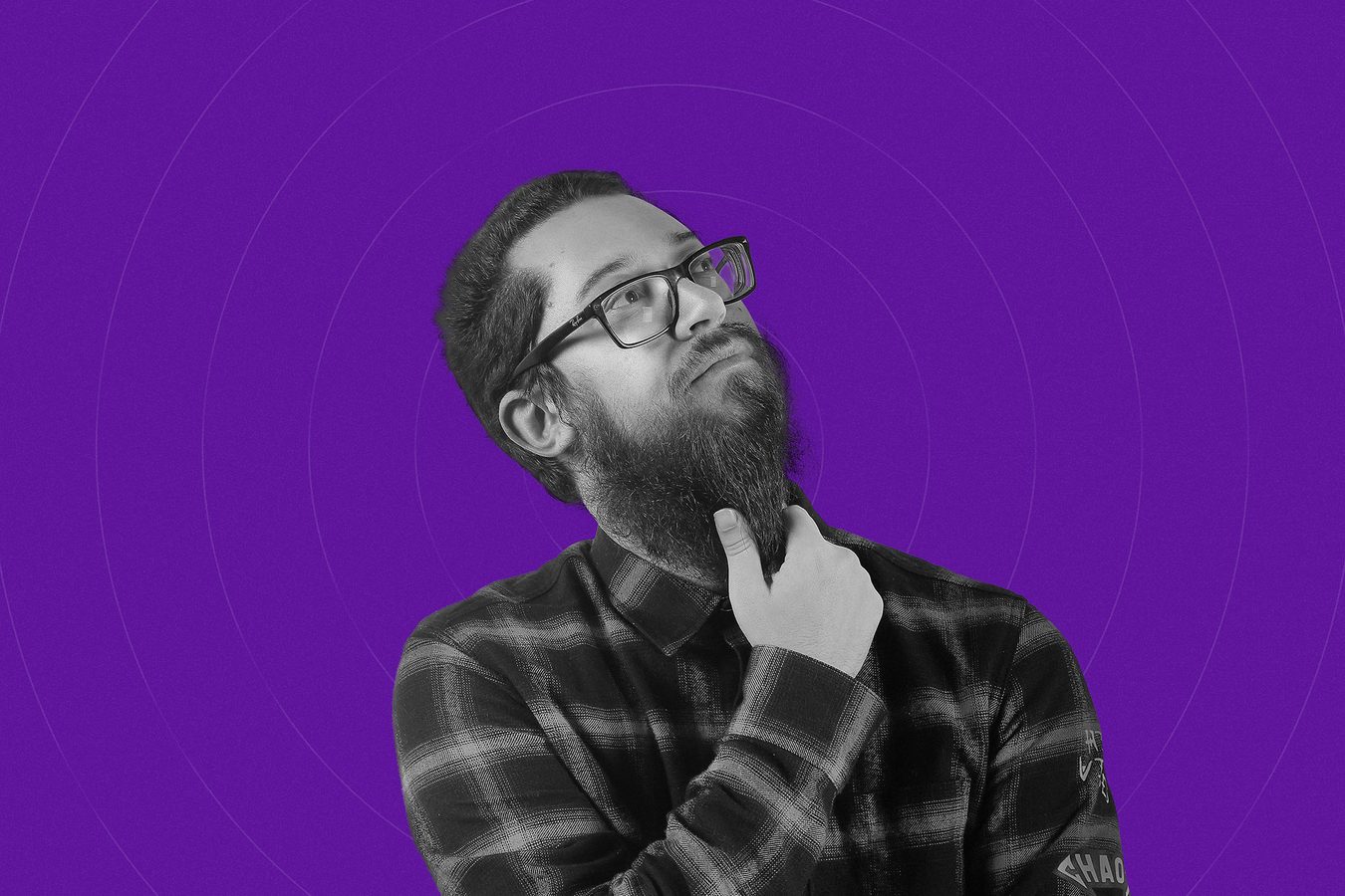 Retrato recortado sobre fundo roxo, homem olhando para cima.